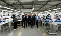 رئيس الوزراء يتفقد مصنع الجيزة للملابس الجاهزة. 