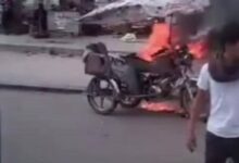 إب اليمنية تشهد فوضى أمنية: حرق ونهب المركبات وتأثيرها على معيشة السكان في ظل سيطرة الحوثي. إب اليمنية تشهد فوضى أمنية: حرق ونهب المركبات وتأثيرها على معيشة السكان في ظل سيطرة الحوثي. شهدت محافظة إب اليمنية تصاعدا غير مسبوق في حوادث حرق ونهب المركبات، ما أثر بشكل مباشر على حياة المواطنين وأدى إلى تفاقم الفوضى الأمنية في ظل سيطرة مليشيا الحوثي وقد أفاد مصدر أمني في محافظة إب اليمنية بتصاعد حوادث النهب والحرق وبتسجيل تصاعد غير مسبوق في حوادث حرق ونهب المركبات والدراجات النارية خلال الأسابيع الأخيرة، مما أدى إلى تفاقم الفوضى الأمنية. وذكر المصدر حالة مهند محمد المرغمي، الذي أُحرقت دراجته النارية، وهي مصدر الدخل الوحيد لأسرته الفقيرة. وأكدت التقارير أن السيطرة الفعلية لمليشيا الحوثي على محافظة إب ساهمت في ضعف الرقابة الأمنية وانتشار الجرائم دون رادع. هذه الفوضى سمحت بانتشار حوادث حرق ونهب المركبات بشكل متكرر في مناطق متعددة بالمحافظة. ويشعر السكان بالقلق المستمر بسبب فقدان وسائل النقل الضرورية لكسب لقمة العيش، حيث تعتمد عائلات كثيرة على الدراجات النارية في أعمالها اليومية. فقدان هذه الوسائل يعني حرمان الأسر من مصدر دخلها الوحيد في ظل الظروف الاقتصادية القاسية. وجديرآبالذكر أن تحديات تهدد البقاء يعكس استمرار حوادث حرق ونهب المركبات حجم التحديات الأمنية والاقتصادية التي يواجهها المواطنون في محافظة إب، مما يهدد معيشتهم اليومية ويزيد من أعبائهم في غياب التدخلات الفعالة. يشير هذا التدهور الأمني في إب إلى تفاقم حالة الفراغ الأمني وغياب سيادة القانون في المناطق الخاضعة لسيطرة الحوثيين. ونهب وحرق المركبات لا يشكل تهديداً أمنياً فحسب، بل يمثل ضربة قاصمة للاقتصاد المعيشي للأسر الفقيرة التي تعتمد على هذه الوسائل كمصدر رزق وحيد. إب اليمنية تشهد فوضى أمنية: حرق ونهب المركبات وتأثيرها على معيشة السكان في ظل سيطرة الحوثي.