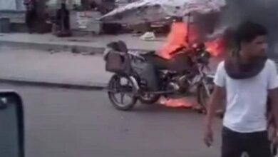 إب اليمنية تشهد فوضى أمنية: حرق ونهب المركبات وتأثيرها على معيشة السكان في ظل سيطرة الحوثي. إب اليمنية تشهد فوضى أمنية: حرق ونهب المركبات وتأثيرها على معيشة السكان في ظل سيطرة الحوثي. شهدت محافظة إب اليمنية تصاعدا غير مسبوق في حوادث حرق ونهب المركبات، ما أثر بشكل مباشر على حياة المواطنين وأدى إلى تفاقم الفوضى الأمنية في ظل سيطرة مليشيا الحوثي وقد أفاد مصدر أمني في محافظة إب اليمنية بتصاعد حوادث النهب والحرق وبتسجيل تصاعد غير مسبوق في حوادث حرق ونهب المركبات والدراجات النارية خلال الأسابيع الأخيرة، مما أدى إلى تفاقم الفوضى الأمنية. وذكر المصدر حالة مهند محمد المرغمي، الذي أُحرقت دراجته النارية، وهي مصدر الدخل الوحيد لأسرته الفقيرة. وأكدت التقارير أن السيطرة الفعلية لمليشيا الحوثي على محافظة إب ساهمت في ضعف الرقابة الأمنية وانتشار الجرائم دون رادع. هذه الفوضى سمحت بانتشار حوادث حرق ونهب المركبات بشكل متكرر في مناطق متعددة بالمحافظة. ويشعر السكان بالقلق المستمر بسبب فقدان وسائل النقل الضرورية لكسب لقمة العيش، حيث تعتمد عائلات كثيرة على الدراجات النارية في أعمالها اليومية. فقدان هذه الوسائل يعني حرمان الأسر من مصدر دخلها الوحيد في ظل الظروف الاقتصادية القاسية. وجديرآبالذكر أن تحديات تهدد البقاء يعكس استمرار حوادث حرق ونهب المركبات حجم التحديات الأمنية والاقتصادية التي يواجهها المواطنون في محافظة إب، مما يهدد معيشتهم اليومية ويزيد من أعبائهم في غياب التدخلات الفعالة. يشير هذا التدهور الأمني في إب إلى تفاقم حالة الفراغ الأمني وغياب سيادة القانون في المناطق الخاضعة لسيطرة الحوثيين. ونهب وحرق المركبات لا يشكل تهديداً أمنياً فحسب، بل يمثل ضربة قاصمة للاقتصاد المعيشي للأسر الفقيرة التي تعتمد على هذه الوسائل كمصدر رزق وحيد. إب اليمنية تشهد فوضى أمنية: حرق ونهب المركبات وتأثيرها على معيشة السكان في ظل سيطرة الحوثي.