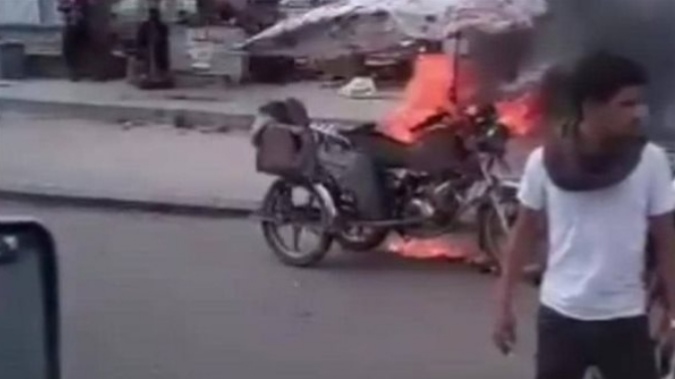 إب اليمنية تشهد فوضى أمنية: حرق ونهب المركبات وتأثيرها على معيشة السكان في ظل سيطرة الحوثي. إب اليمنية تشهد فوضى أمنية: حرق ونهب المركبات وتأثيرها على معيشة السكان في ظل سيطرة الحوثي. شهدت محافظة إب اليمنية تصاعدا غير مسبوق في حوادث حرق ونهب المركبات، ما أثر بشكل مباشر على حياة المواطنين وأدى إلى تفاقم الفوضى الأمنية في ظل سيطرة مليشيا الحوثي وقد أفاد مصدر أمني في محافظة إب اليمنية بتصاعد حوادث النهب والحرق وبتسجيل تصاعد غير مسبوق في حوادث حرق ونهب المركبات والدراجات النارية خلال الأسابيع الأخيرة، مما أدى إلى تفاقم الفوضى الأمنية. وذكر المصدر حالة مهند محمد المرغمي، الذي أُحرقت دراجته النارية، وهي مصدر الدخل الوحيد لأسرته الفقيرة. وأكدت التقارير أن السيطرة الفعلية لمليشيا الحوثي على محافظة إب ساهمت في ضعف الرقابة الأمنية وانتشار الجرائم دون رادع. هذه الفوضى سمحت بانتشار حوادث حرق ونهب المركبات بشكل متكرر في مناطق متعددة بالمحافظة. ويشعر السكان بالقلق المستمر بسبب فقدان وسائل النقل الضرورية لكسب لقمة العيش، حيث تعتمد عائلات كثيرة على الدراجات النارية في أعمالها اليومية. فقدان هذه الوسائل يعني حرمان الأسر من مصدر دخلها الوحيد في ظل الظروف الاقتصادية القاسية. وجديرآبالذكر أن تحديات تهدد البقاء يعكس استمرار حوادث حرق ونهب المركبات حجم التحديات الأمنية والاقتصادية التي يواجهها المواطنون في محافظة إب، مما يهدد معيشتهم اليومية ويزيد من أعبائهم في غياب التدخلات الفعالة. يشير هذا التدهور الأمني في إب إلى تفاقم حالة الفراغ الأمني وغياب سيادة القانون في المناطق الخاضعة لسيطرة الحوثيين. ونهب وحرق المركبات لا يشكل تهديداً أمنياً فحسب، بل يمثل ضربة قاصمة للاقتصاد المعيشي للأسر الفقيرة التي تعتمد على هذه الوسائل كمصدر رزق وحيد. إب اليمنية تشهد فوضى أمنية: حرق ونهب المركبات وتأثيرها على معيشة السكان في ظل سيطرة الحوثي.