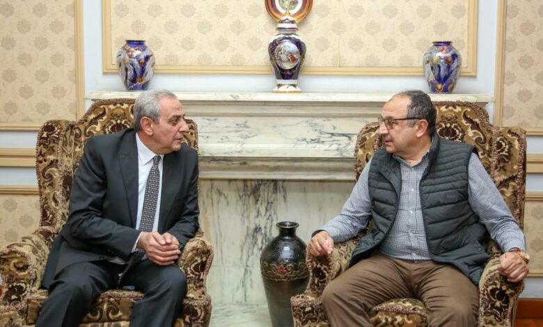 وزير قطاع الأعمال العام يلتقي محافظ الغربية في مستهل زيارته لشركة مصر للغزل والنسيج بالمحلة الكبرى