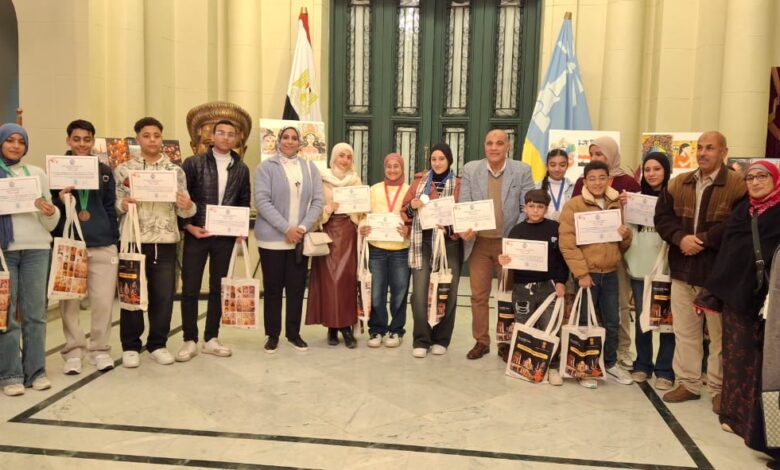 وكيل وزارة التربية والتعليم بالغربية يكرم الطلاب الفائزين في مسابقة "لمحات من الهند" على مستوى الجمهورية