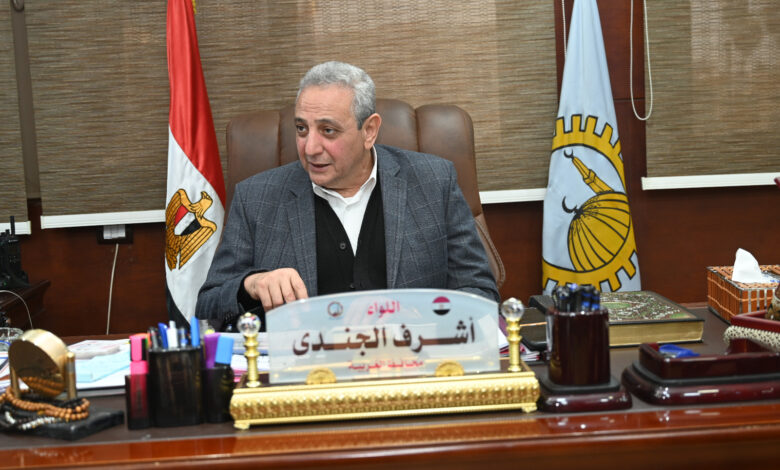 محافظ الغربية يناقش الموقف التنفيذي للمشروعات وملفات التصالح والنظافة والرقابة على الأسواق