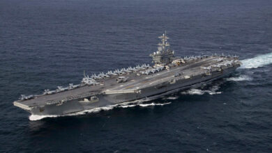 إقلاع مقاتلة أمريكية من حاملة الطائرات "لينكولن" في بحر العرب ضمن أنشطة طيران روتينية.