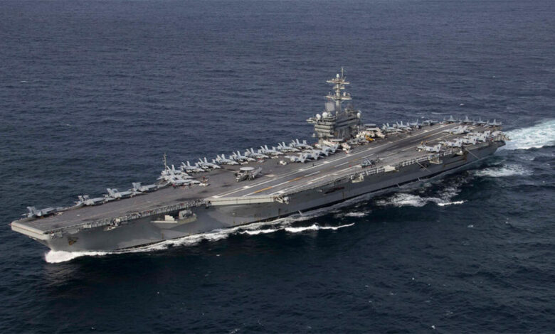 إقلاع مقاتلة أمريكية من حاملة الطائرات "لينكولن" في بحر العرب ضمن أنشطة طيران روتينية.