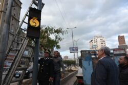 محافظ الغربية يتفقد تركيب وتشغيل إشارة ضوئية بشارع البحر بالمحلة