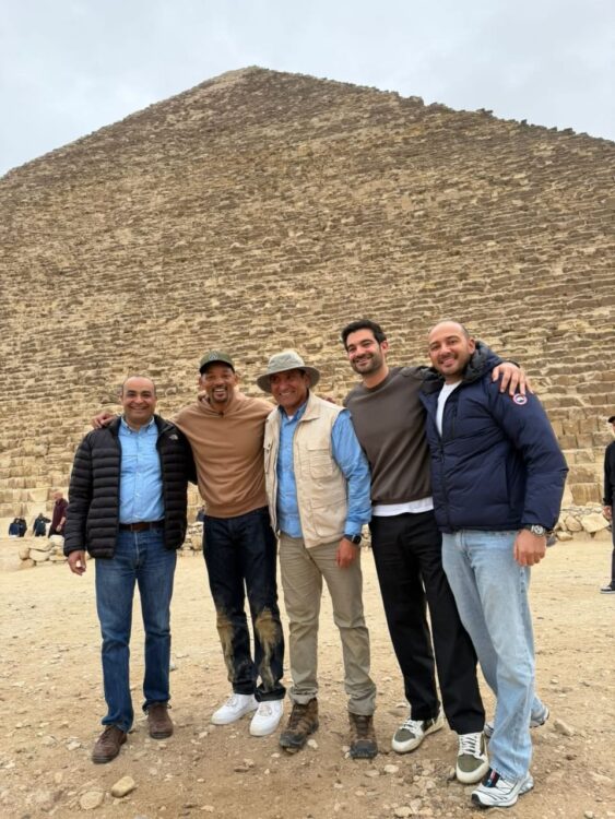 ويل سميث يزور أهرامات الجيزة ويعد بالعودة مع أسرته