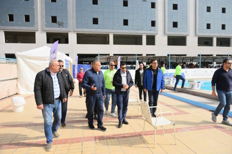 وزير الرياضة يتابع بطولة القاهرة للسباحة بالزعانف 