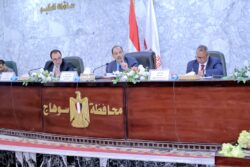 محافظ سوهاج يناقش الموقف التنفيذي لملفات القنين والتصالح والمتغيرات المكانية والموجة 28 .. واختيار أماكن إقامة الشوادر ومنافذ البيع بأسعار مخفضة للمواطنين استعدادا لاستقبال شهر رمضان المبارك