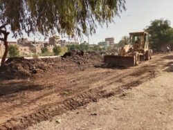 الشطورى يتابع أعمال تمهيد وتسوية عدد من الطرق بالمنطقة الغربية غرب ترعة نجع حمادى بطهطا