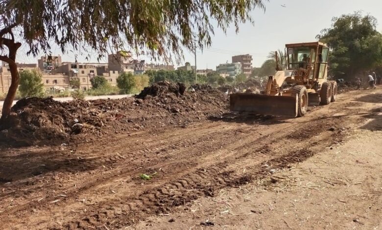 الشطورى يتابع أعمال تمهيد وتسوية عدد من الطرق بالمنطقة الغربية غرب ترعة نجع حمادى بطهطا