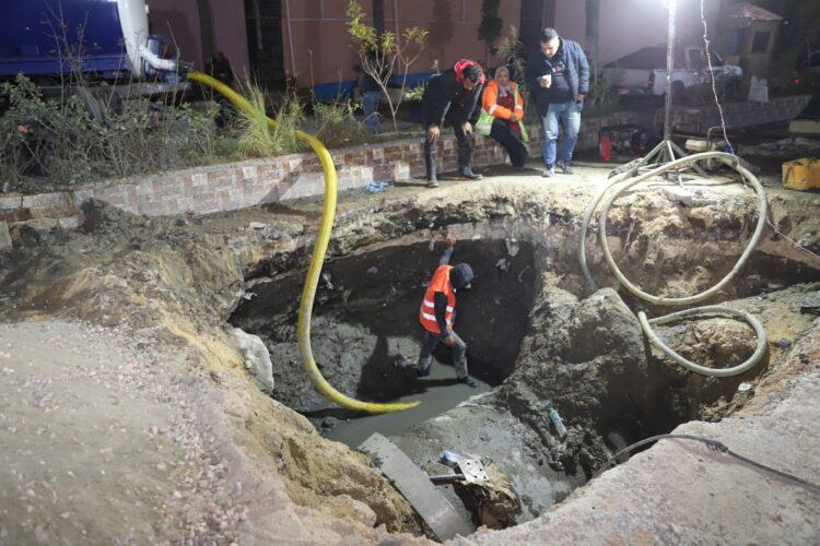  الصرف الصحي بالإسكندرية تُواصل أعمال إصلاح هبوط أرضي بخط طرد سموحة الجديدة