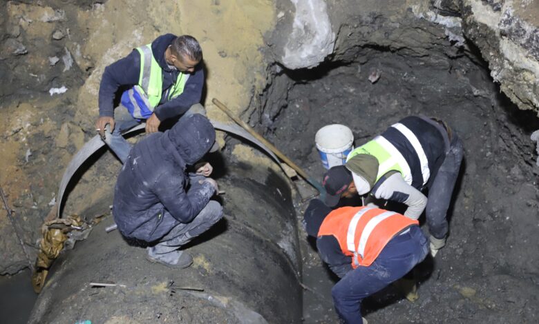  الصرف الصحي بالإسكندرية تُواصل أعمال إصلاح هبوط أرضي بخط طرد سموحة الجديدة