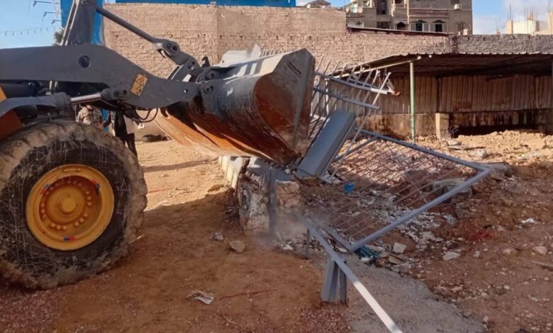 حملات مكثفه لإزالة التعديات وأعمال البناء المخالف بأحياء العامرية وبرج العرب