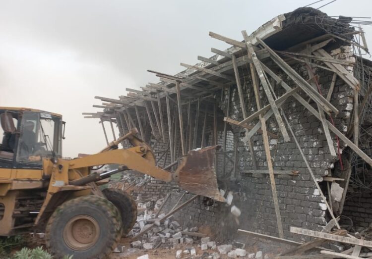 حملات مكثفه لإزالة التعديات وأعمال البناء المخالف بأحياء العامرية وبرج العرب