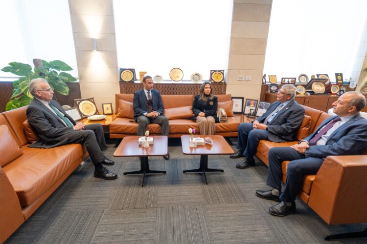 رئيس الجامعة المصرية اليابانية يستقبل رئيس نادي سموحة الرياضى