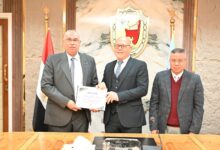 رئيس جامعة سوهاج يكرم وكيل وزارة المالية ومديري الوحدات الحسابية بالجامعة تقديزا لجهودهم