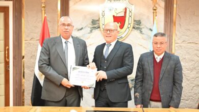 رئيس جامعة سوهاج يكرم وكيل وزارة المالية ومديري الوحدات الحسابية بالجامعة تقديزا لجهودهم