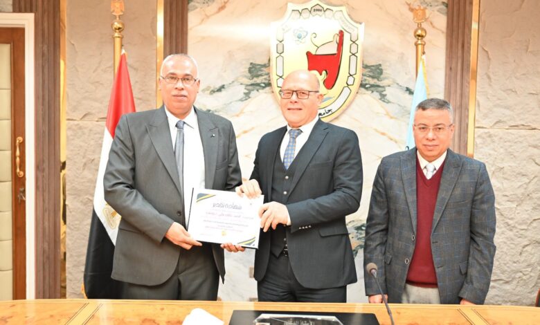 رئيس جامعة سوهاج يكرم وكيل وزارة المالية ومديري الوحدات الحسابية بالجامعة تقديزا لجهودهم