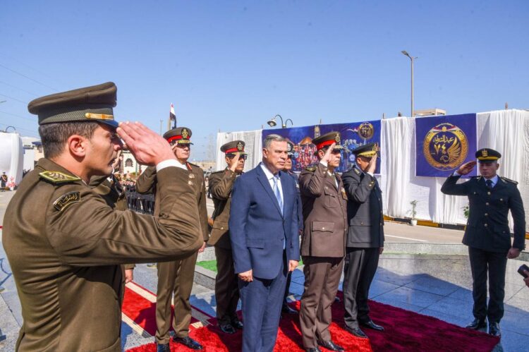 محافظ الإسكندرية وقائد المنطقة الشمالية العسكرية يضعون أكليل الزهور