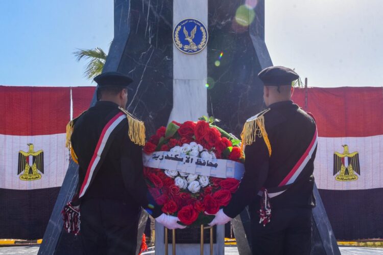 محافظ الإسكندرية وقائد المنطقة الشمالية العسكرية يضعون أكليل الزهور