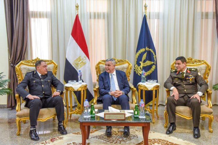 محافظ الإسكندرية وقائد المنطقة الشمالية العسكرية يضعون أكليل الزهور