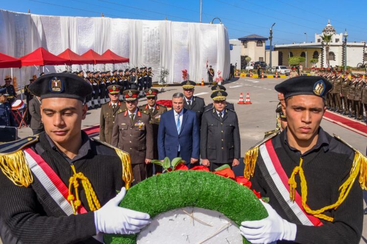 محافظ الإسكندرية وقائد المنطقة الشمالية العسكرية يضعون أكليل الزهور