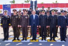 محافظ الإسكندرية وقائد المنطقة الشمالية العسكرية  يضعون أكليل الزهور