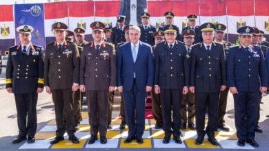 محافظ الإسكندرية وقائد المنطقة الشمالية العسكرية  يضعون أكليل الزهور