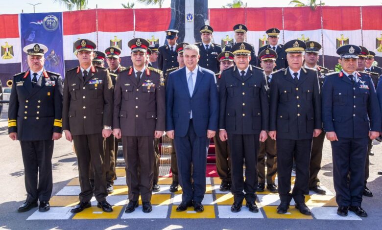 محافظ الإسكندرية وقائد المنطقة الشمالية العسكرية يضعون أكليل الزهور