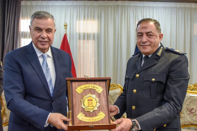 محافظ الإسكندرية وقائد المنطقة الشمالية العسكرية يضعون أكليل الزهور