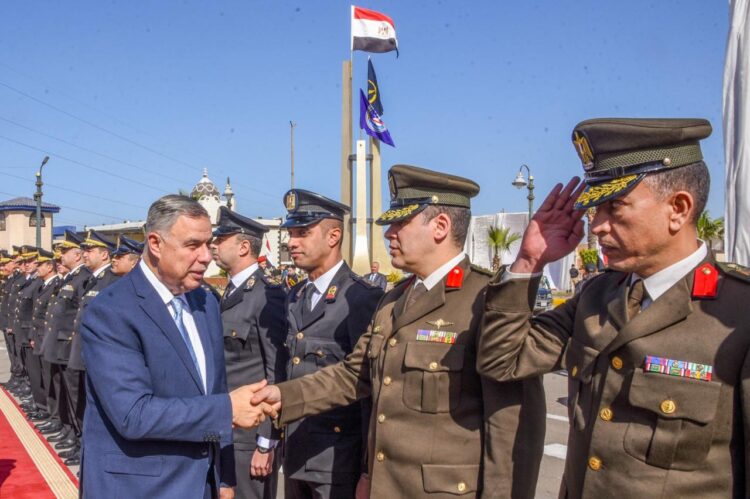 محافظ الإسكندرية وقائد المنطقة الشمالية العسكرية يضعون أكليل الزهور