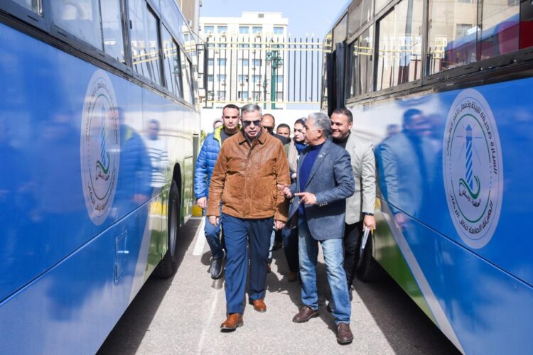 محافظ الإسكندرية يتفقد اصطفاف وسائل النقل البديلة لترام الرمل المقرر تشغيلها
