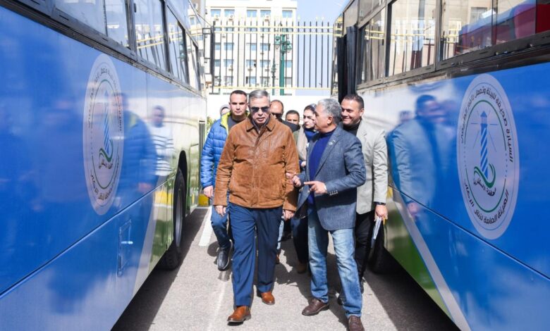 محافظ الإسكندرية يتفقد اصطفاف وسائل النقل البديلة لترام الرمل المقرر تشغيلها