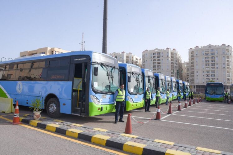 محافظ الإسكندرية يتفقد اصطفاف وسائل النقل البديلة لترام الرمل المقرر تشغيلها