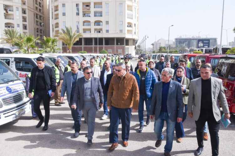 محافظ الإسكندرية يتفقد اصطفاف وسائل النقل البديلة لترام الرمل المقرر تشغيلها