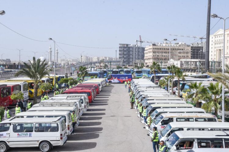 محافظ الإسكندرية يتفقد اصطفاف وسائل النقل البديلة لترام الرمل المقرر تشغيلها