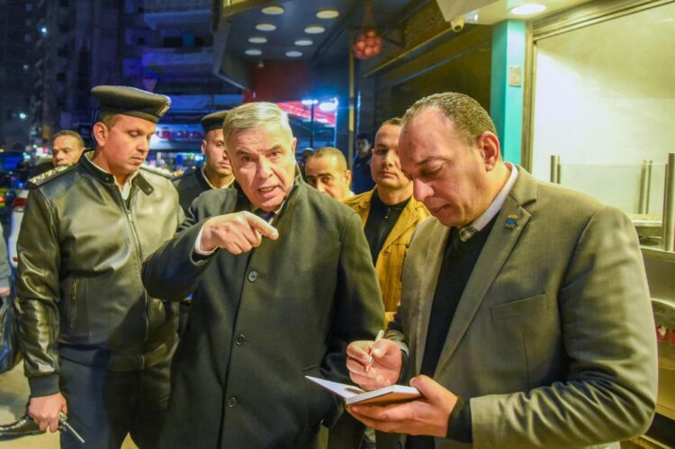 محافظ الإسكندرية يقوم بجولة ميدانية بشارع عبد السلام عارف بمنطقة سيدي بشر