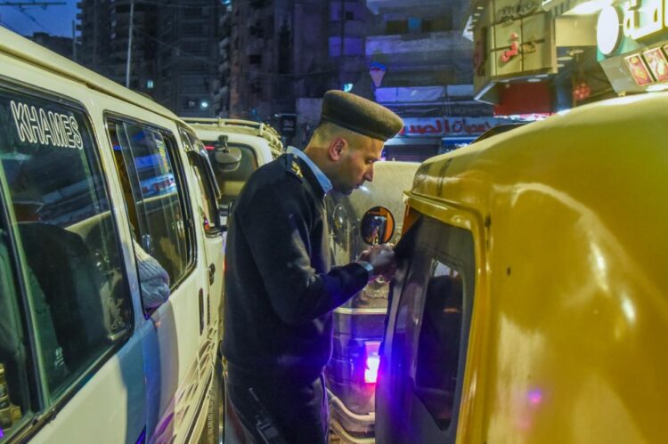 محافظ الإسكندرية يقوم بجولة ميدانية بشارع عبد السلام عارف بمنطقة سيدي بشر