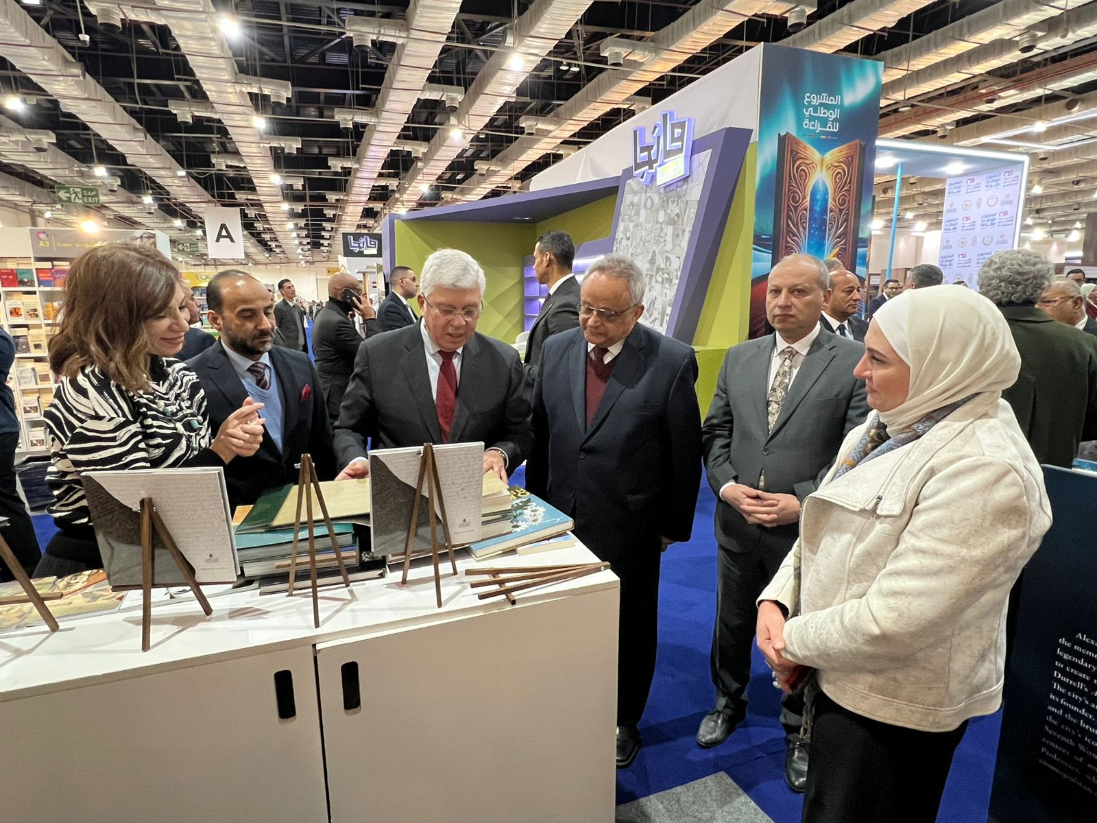وزيرا الثقافة والتعليم العالى يتفقدان جناح مكتبة الإسكندرية فى معرض القاهرة الدولى للكتاب