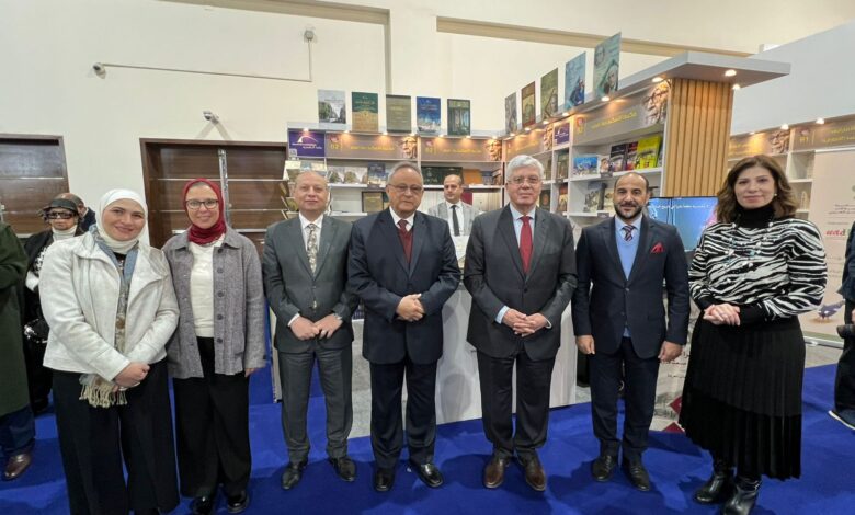 وزيرا الثقافة والتعليم العالى يتفقدان جناح مكتبة الإسكندرية فى معرض القاهرة الدولى للكتاب