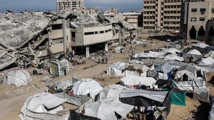 في حال امتنعت حماس عن التخلي عن السلاح هتفرض إجراءات صارمة من المجتمع الدولي قد تشمل عقوبات اقتصادية وعسكرية لضمان التزامها بالقرارات الدولية وتأمين استقرار القطاع