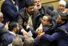 البرلمان التركي شجار عنيف وتمزيق ملابس عقب منع وزير العدل الجديد من أداء اليمين الدستورية