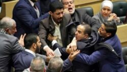 البرلمان التركي شجار عنيف وتمزيق ملابس عقب منع وزير العدل الجديد من أداء اليمين الدستورية