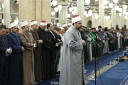 الأزهر يقدِّم طالب بكلية الطب كأول طالب جامعى يؤم المصلين فى الجامع الأزهر