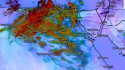 الأقمار الصناعية تشير الي تكاثر السحب الممطره