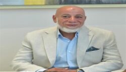 رئيس شعبة التدخين لـ«المساء العربي» يعلن زيادة في أسعار السجائر بداية من الغد
كتبت: آية حجاج
كشف إبراهيم إمبابي رئيس شعبة التدخين في اتحاد الصناعات، عن زيادة جديدة في أسعار السجائر التابعة لشركة فيليب موريس مصر، وتشمل مجموعة من أنواع السجائر التقليدية وعلامات تجارية كبرى أبرزها L&M و Marlboro.
وتحدث إمبابي لـ «المساء العربي» وأوضح أن شركة فيليت موريس مصر تطبق زيادة أسعار السجائر بداية من الغد أصناف زيادة مقدرة بـ5 جنيه مثل Marlboro العادية، وزيادة على أسعار السجائر L&M مقدرة بـ6 جنيهات، ولا مساس بأسعار التبغ.
وأكد رئيس شعبة التدخين على أن هذا الزيادة يبدأ العمل بها من يوم الغد الإثنين 2 فبراير 2026، موضحًا أن لا مساس بأسعار التبغ المسخن أو سجائر Carafred، مشيرًا إلى أن أسباب الزيادة إرتفاع تكلفة الإنتاج على الشركة.
وجاءت أسعار السجائر الجديدة كالتالي:-
عبوة ميريت Merit بأنواعها: بسعر 111 جنيهًا.
عبوة مارلبورو Marlboro بأنواعها: بسعر 102 جنيه.
عبوة Marlboro Crafted بأنواعها: بسعر 79 جنيهًا.
عبوة L&M بأنواعها: بسعر 82 جنيهًا.
عبوة التبغ المسخن TEREA بأنواعها: بسعر 82 جنيهًا.
عبوة التبغ المسخن TEREA Capsules بأنواعها: بسعر 87 جنيهًا.
عبوة التبغ المسخن HEETS بأنواعها: بسعر 69 جنيهًا