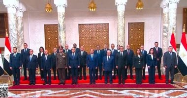 الرئيس السيىسى قبل قليل التقط صورة تذكارية مع أعضاء الحكومة المصرية الجديدة