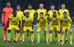 تشكيل نانت أمام لوهافر بالدوري الفرنسي
كتب أحمد حسان
أعلن البرتغالي لويس كاسترو المدير الفني للفريق الأول لكرة القدم بنادي نانت الفرنسي عن التشكيل الذي سيدخل به اللقاء أمام لوهافر.
تشكيل نانت أمام لوهافر بالدوري الفرنسي
في حراسة المرمى: لوبس
خط الدفاع: سينتونزي . أوازين . علي يوسف
خط الوسط: فابيان. لويس. ليبينانت. كوزا
وفي الهجوم: ماتيس أبلين. كابيلا. غاناغو
يستقبل فريق نانت، الذي يضم بين صفوفه الدولي المصري، مصطفى محمد، نظيره لوهافر، في تمام السادسة والربع، مساء اليوم الأحد، على ملعب لا بوجوار، في إطار منافسات الجولة الـ 23 من مسابقة الدوري الفرنسي.
يدخل رفاق مصطفى محمد مباراة اليوم، وهو يطمح في العودة إلى طريق الانتصارات، والخروج من معاناته في الدوري؛ حيث لم يذق طعم الفوز سوى في ثلاث مباريات فقط من أصل 22 مباراة خاضها في المسابقة، مستعينًا بعاملي الأرض والجماهير، لتحقيق الفوز أو الخروج بنقطة التعادل على أقل تقدير.
ويحتل فريق نانت المركز السابع عشر في جدول ترتيب الدوري الفرنسي والمؤدي للهبوط إلى دوري الدرجة الثانية برصيد 14 نقطة، علمًا بأن نانت تذوق مرارة الهزيمة في المباريات الخمس الأخيرة بالمسابقة المحلية أمام باريس إف سي ونيس ولوريان ولوهافر وموناكو.
على الجانب الآخر، يأتي لوهافر في المركز الثالث عشر برصيد 26 نقطة.