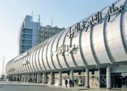 الحكومة تعلن إلغاء الإجراءات الورقية بالمطارات واستبدالها بأنظمة مميكنة.